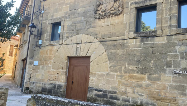 Fachada del antiguo Ayuntamiento (Ábalos)
